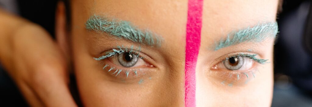 Primer plano de una especialista realizando microblading con precisión sobre unas cejas con diseño impecable.